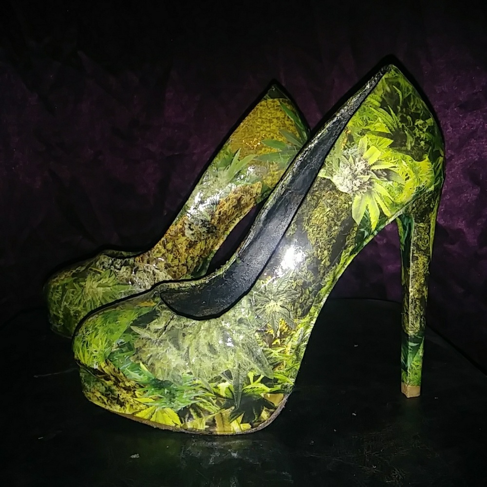 Size 7 420 Heels - Picture 2 of 8